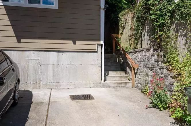 每周房产丨Seattle Townhouse，开车12分钟内可到亚马逊，出价80万美元！